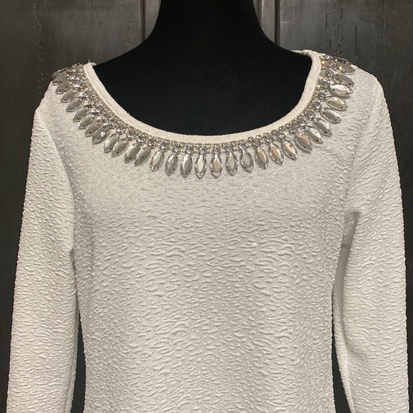 La Vanya white oversized tunic with sparkly rhinestones on neckline. Size medium - Picture 4 of 10